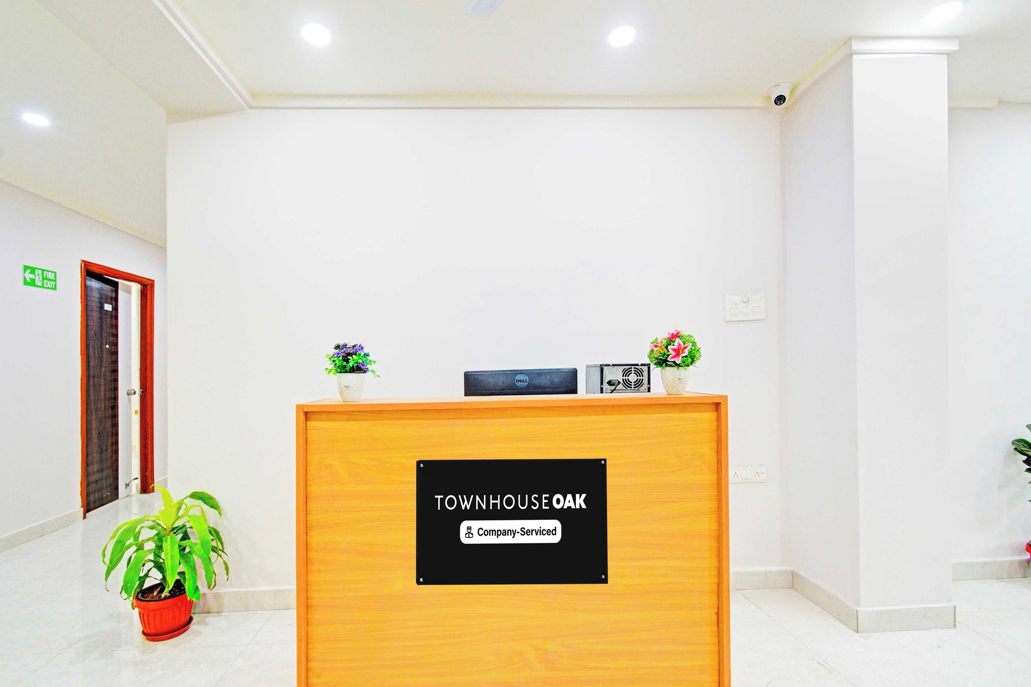 Una mesa de recepción con un letrero que dice 'Townhouse Oak Company-Serviced'.