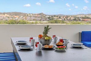 Ein Frühstückstisch mit Blick auf eine Wohngegend.