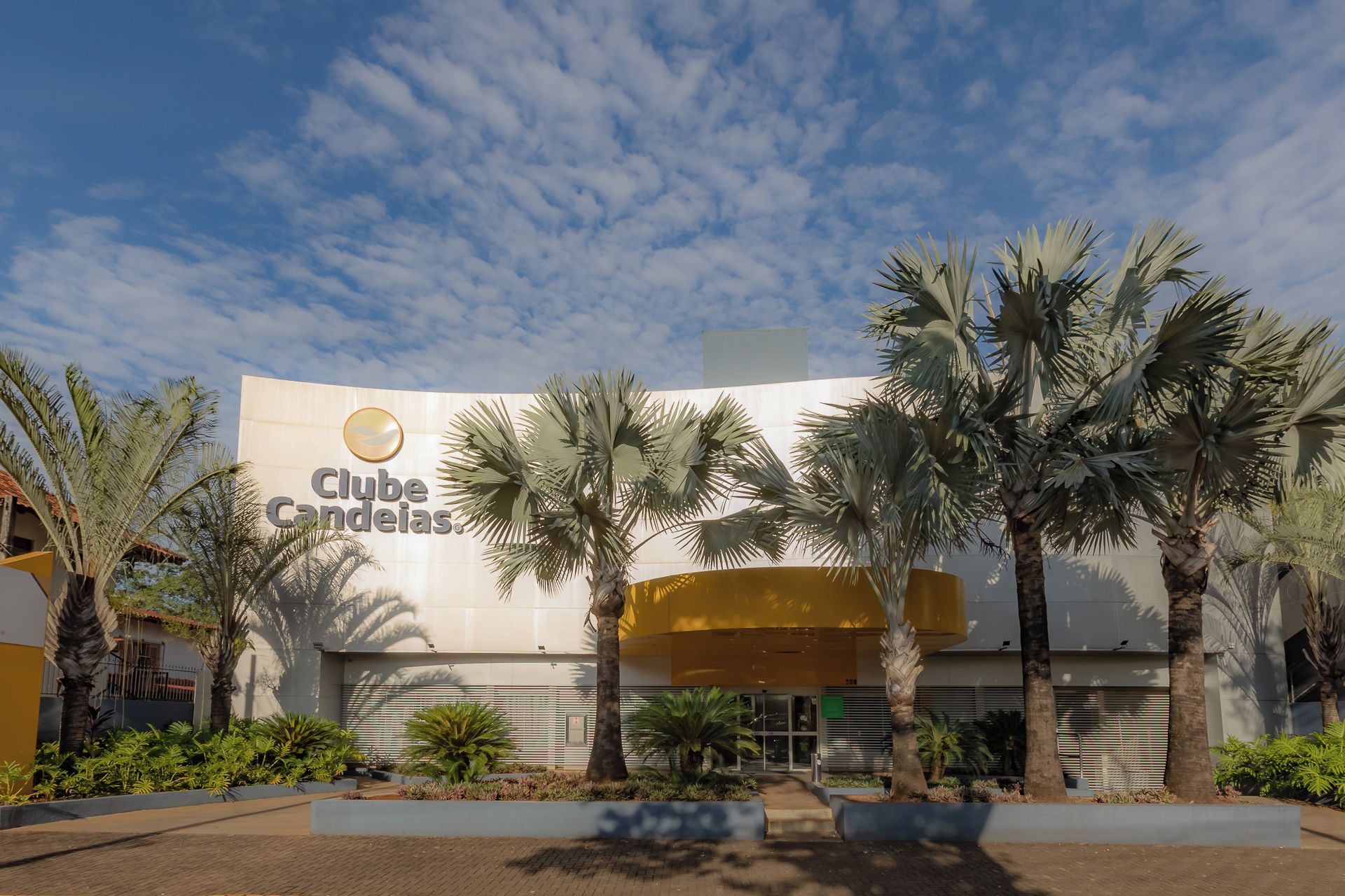 A building with a sign reading 'Clube Andeias.'