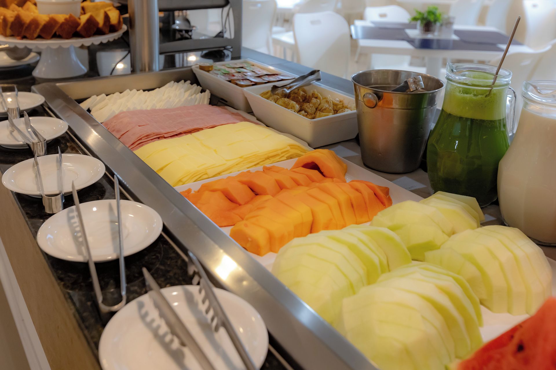 Un bufé con diferentes alimentos y utensilios.