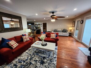 Living area - 9. Secluded 5 br, king bed, sleeps 12 (Guntersville)