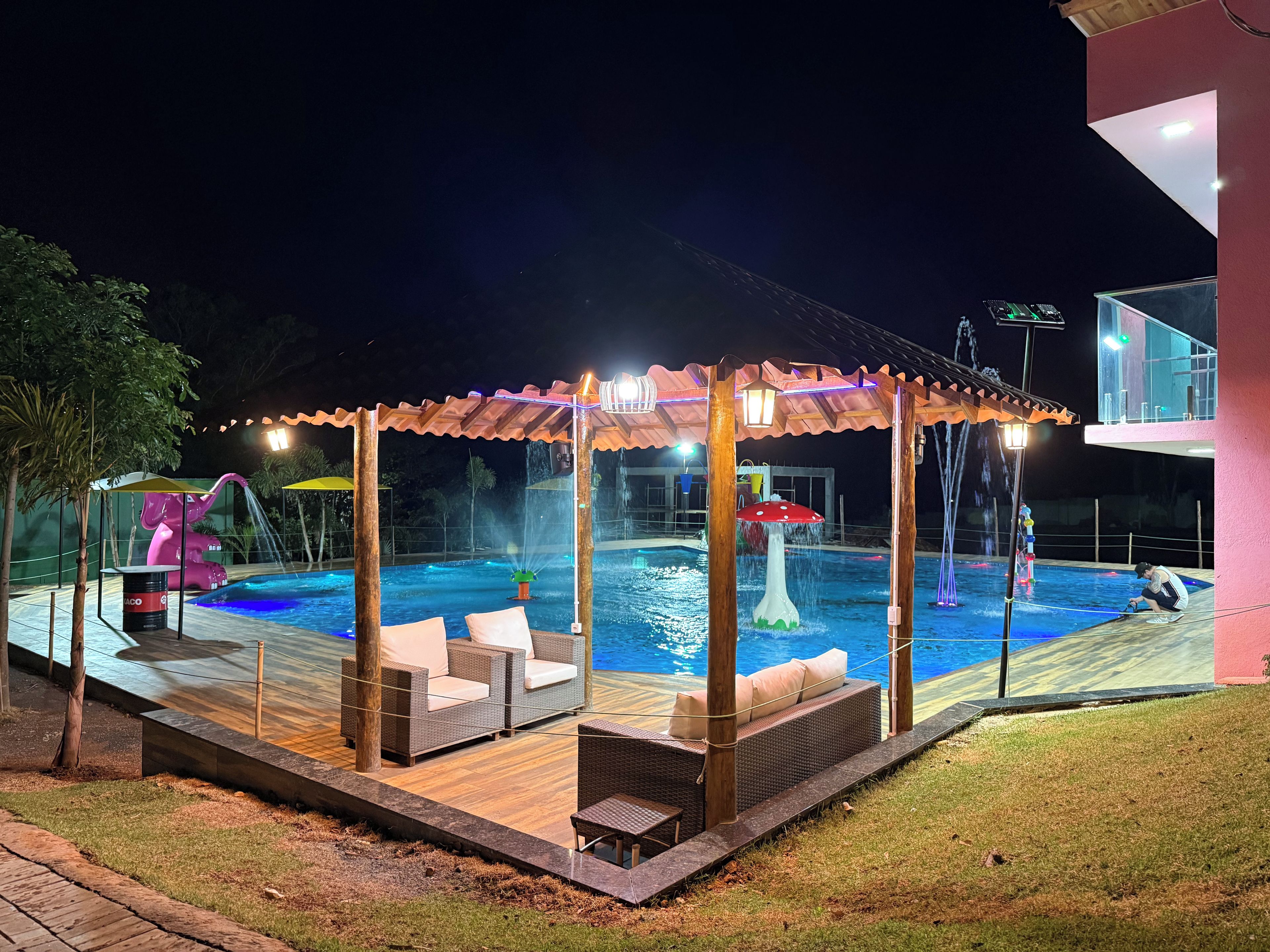 Una piscina al aire libre