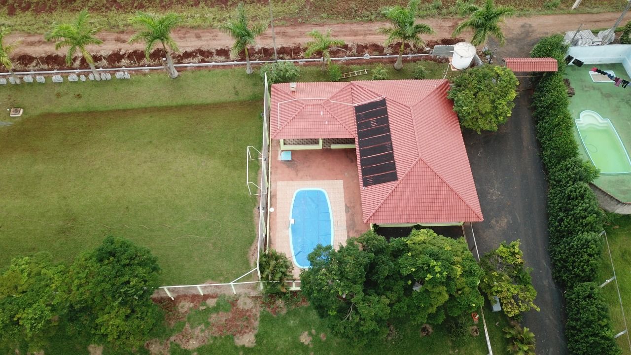 Il s’agit d’une propriété résidentielle dotée d’une piscine, d’un court de tennis et d’un patio couvert.