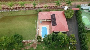 A residential property with a swimming pool, a tennis court, and a covered patio area. - estancia estrela yendis (Marialva)