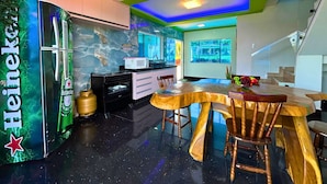 Una cocina moderna con refrigerador, horno y microondas.
