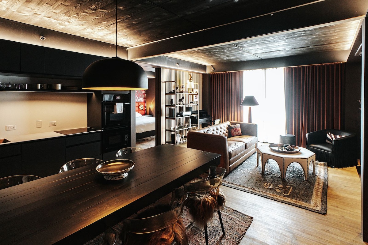 Una cocina moderna con comedor, un sofá y un perro.