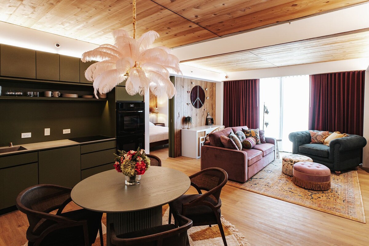 Un espacio habitable moderno con cocina, comedor y zona de estar.