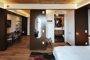 Studio | Badkamer | Een douche, een haardroger, badjassen, pantoffels