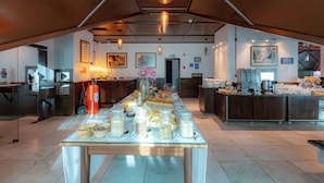 Ein reichhaltiges Frühstücksbuffet mit verschiedenen Speisen und einer Kaffeestation.
