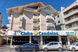 Un edificio con un letrero que dice 'Clube Candeias' y 'Costa Verde Beach', indicando un hotel o resort.