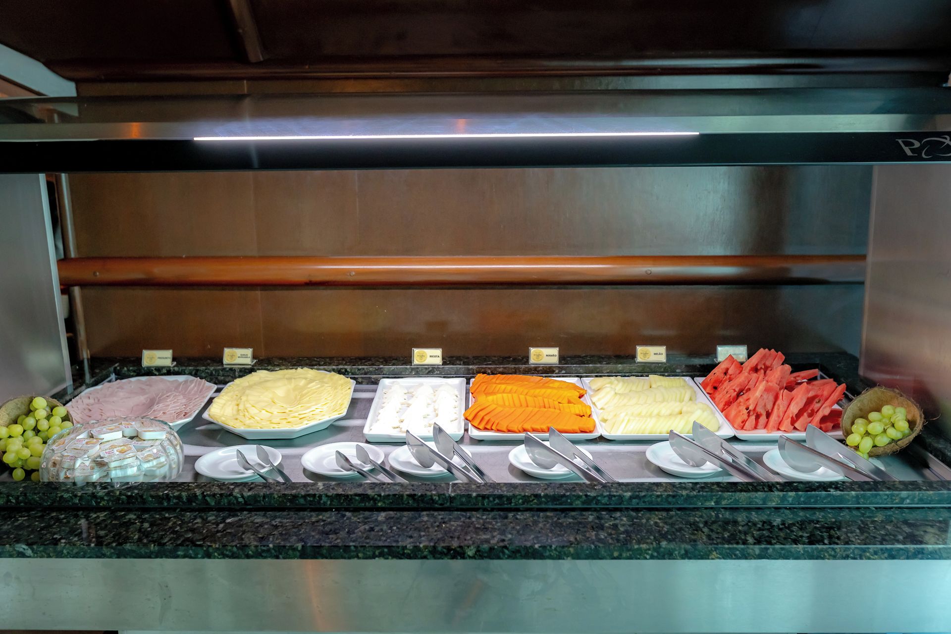 Un buffet proposant une variété de plats et d’ustensiles.