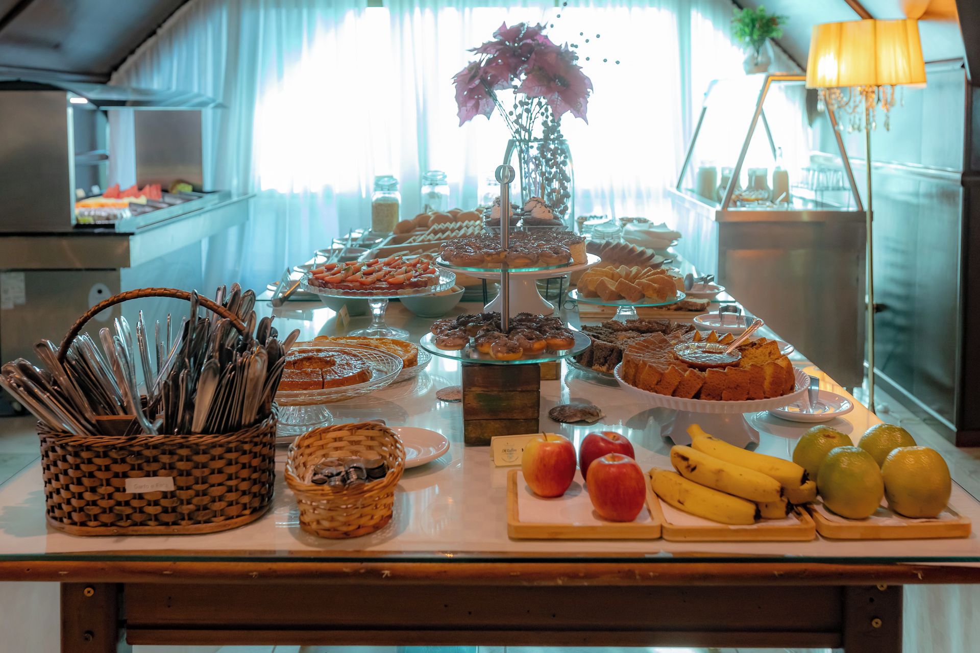 Une table de buffet proposant divers plats et une présentation de fruits.
