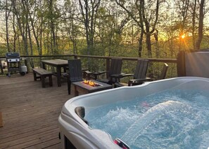 Outdoor dining - Sunset Ridge: Cozy Cabin, Hot Tub, Fire Pit, & Wooded Views.  (Bismarck)