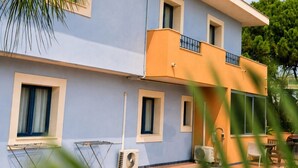 A two-story building with a balcony, windows, and outdoor furniture. - Vrbo Property (Pozzallo)