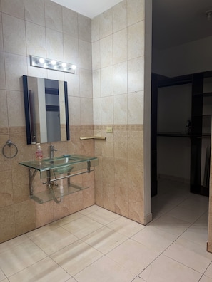 Luxury Suite | Bathroom | Shower, towels, soap, toilet paper - Villas Lazief Residence Suites (San Pedro Sula)