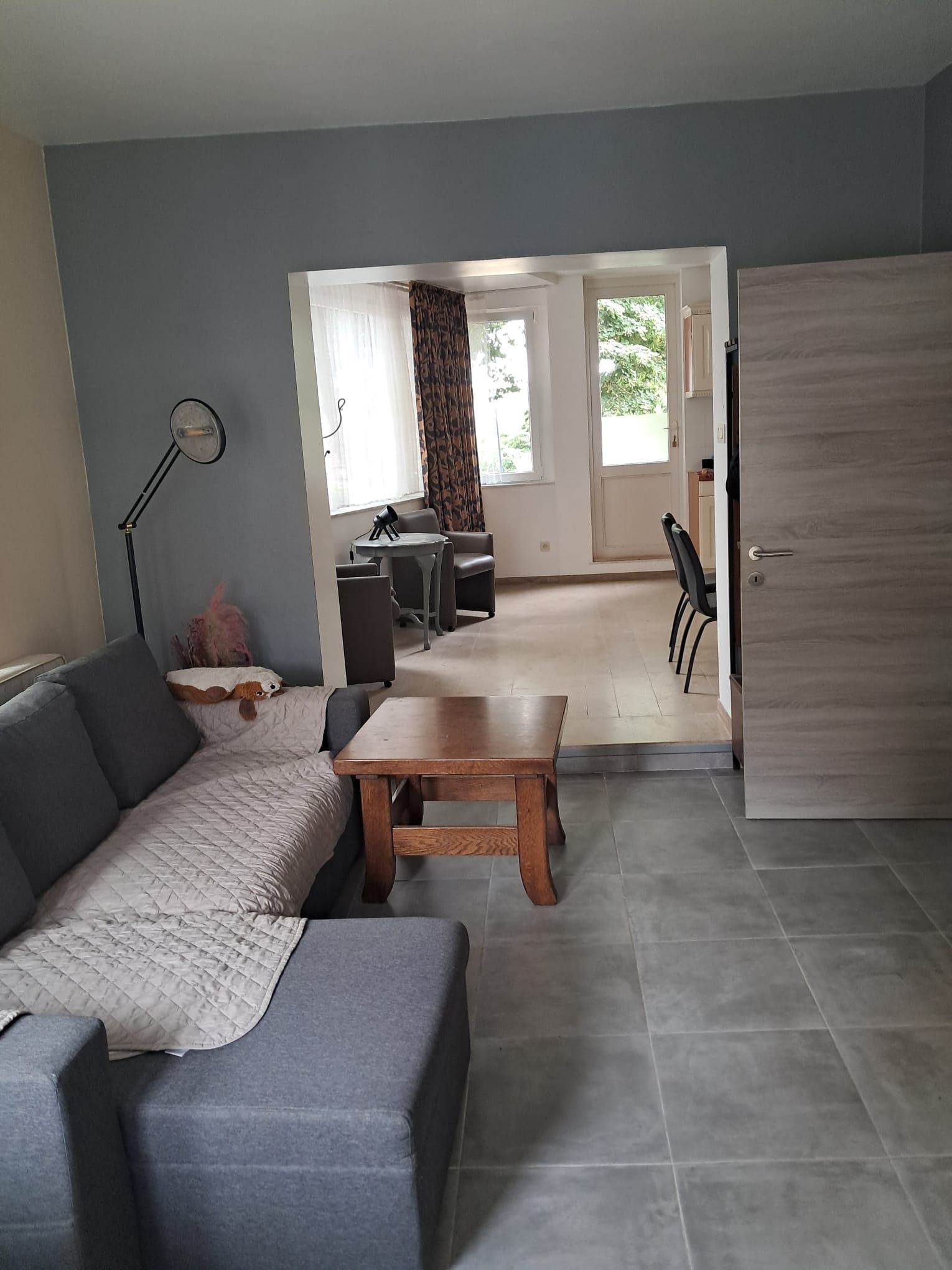 Una sala de estar con sofá, una mesa de centro y un comedor con mesa y sillas.
