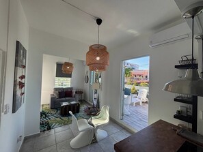 Ein moderner Wohnraum mit Essbereich, Sitzgelegenheit und Blick ins Freie.