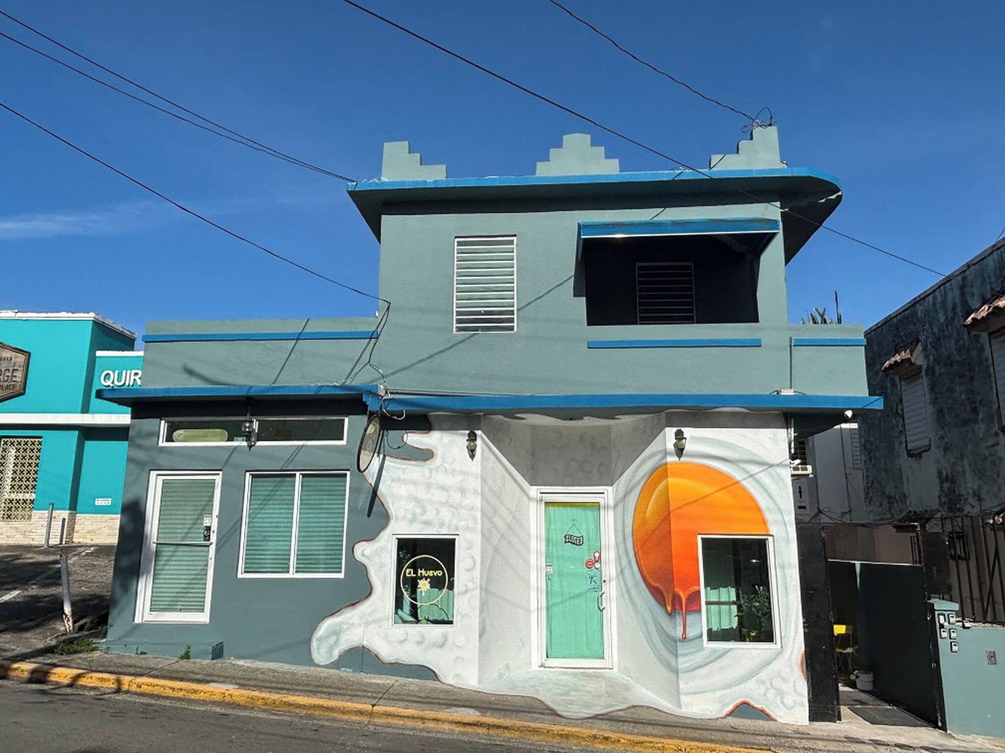 Un edificio con un design architettonico distintivo, caratterizzato da un arco imponente e un balcone.
