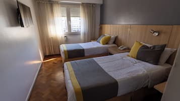 Quarto casal ou duplo standard, vista para a cidade | Cofres nos quartos, escrivaninha, Wi-Fi de cortesia