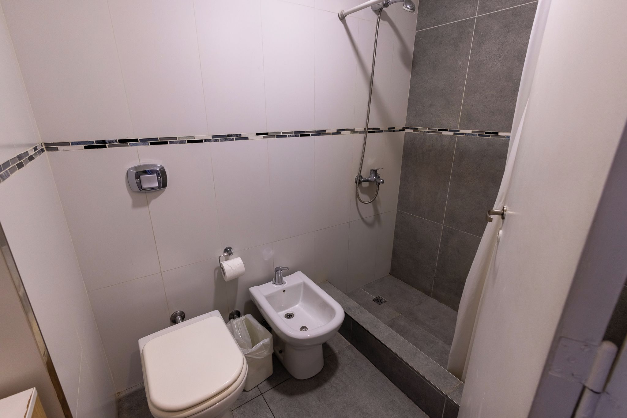Kylpyhuone, jossa on wc, bidee ja suihku.