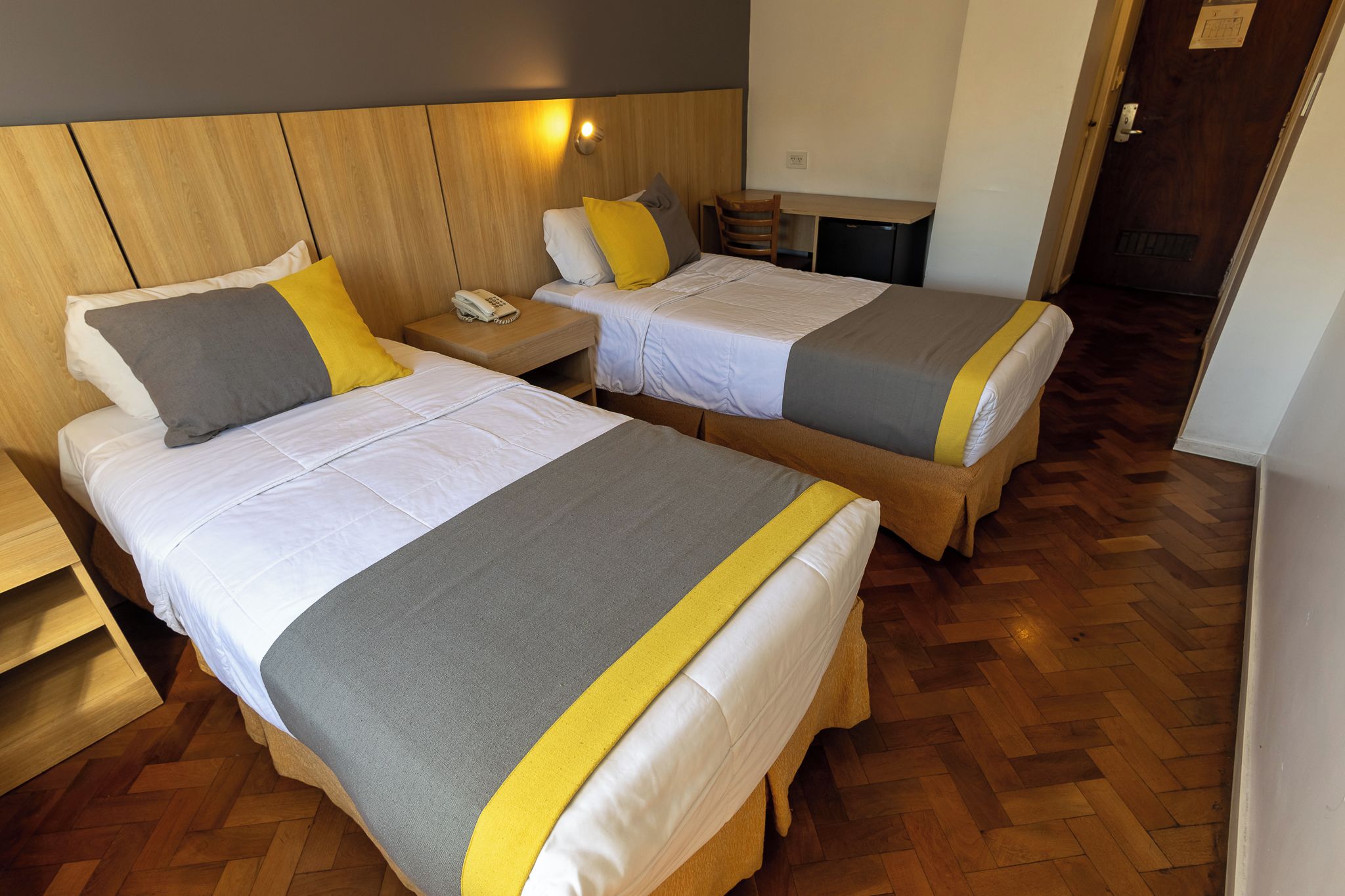 Quarto casal ou duplo standard, vista para a cidade | Cofres nos quartos, escrivaninha, Wi-Fi de cortesia