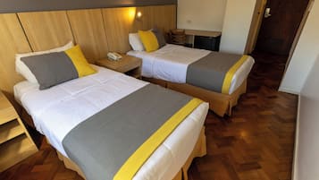 Quarto casal ou duplo standard, vista para a cidade | Cofres nos quartos, escrivaninha, Wi-Fi de cortesia