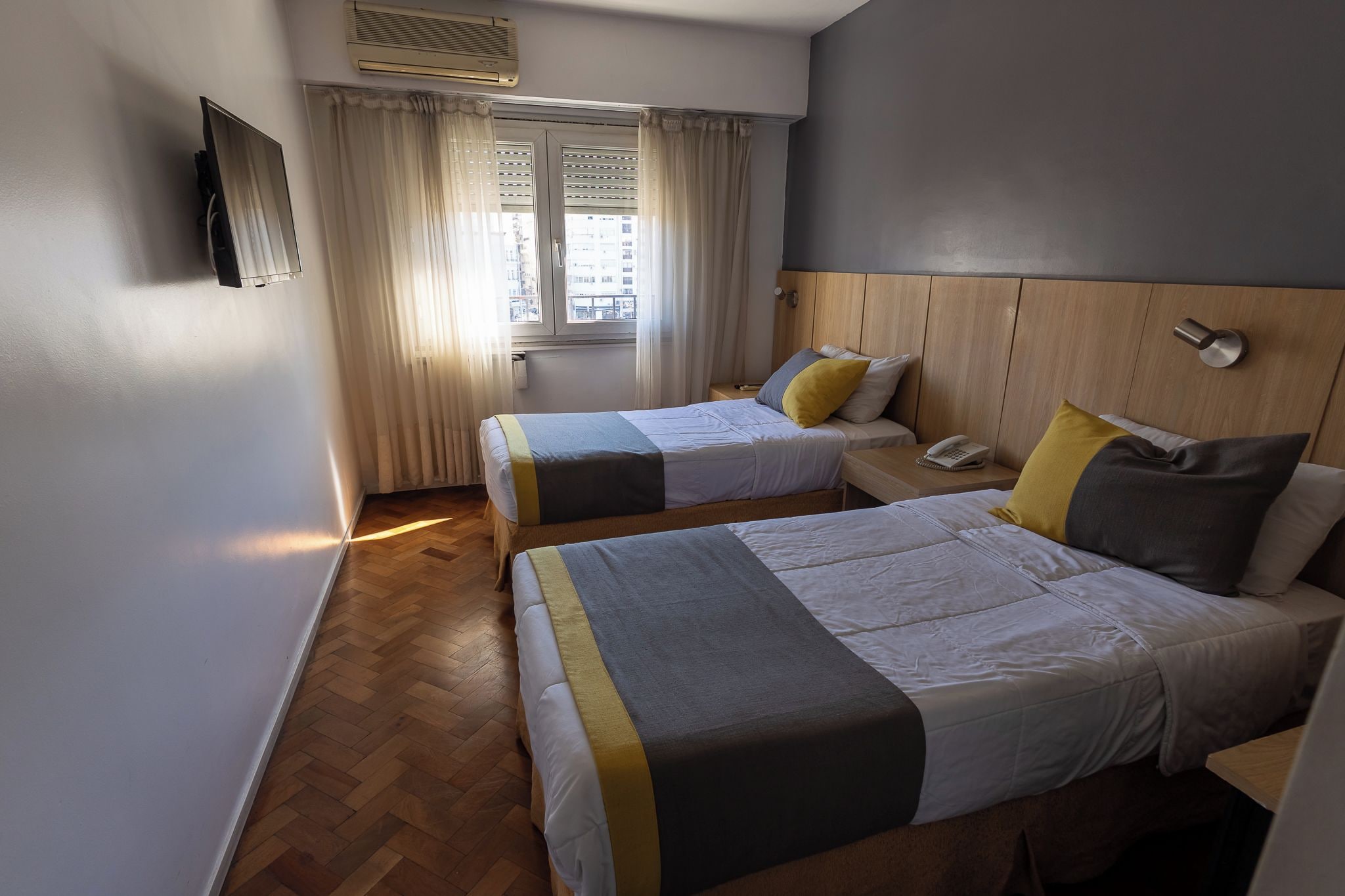 Quarto casal ou duplo standard, vista para a cidade | Cofres nos quartos, escrivaninha, Wi-Fi de cortesia