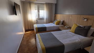 Quarto casal ou duplo standard, vista para a cidade | Cofres nos quartos, escrivaninha, Wi-Fi de cortesia