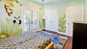Room - Luxe 4-bedroom house with pool in charming Skokie (Skokie)