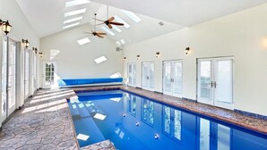 Pool - Luxe 4-bedroom house with pool in charming Skokie (Skokie)