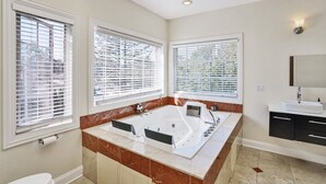 Bathroom - Luxe 4-bedroom house with pool in charming Skokie (Skokie)