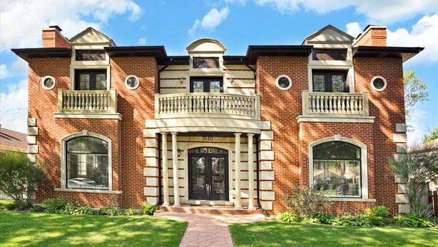 Exterior - Luxe 4-bedroom house with pool in charming Skokie (Skokie)