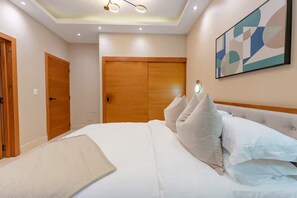 Ein Schlafzimmer mit einem Bett, einem Holzschrank und einem Bild an der Wand.