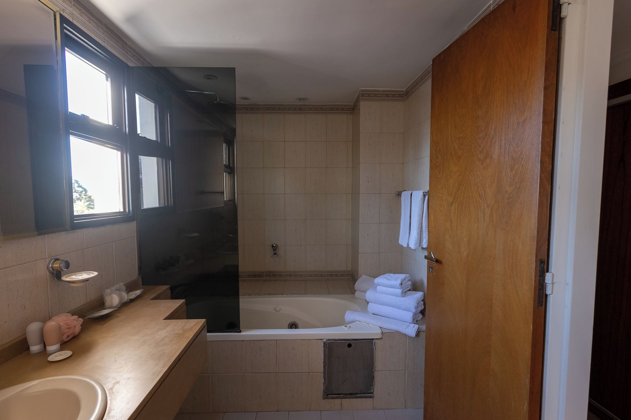 Une salle de bain avec une baignoire, un lavabo et un miroir.