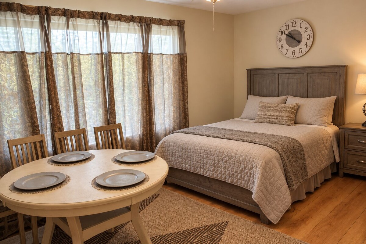 Suite, vista al jardín | Espacio para trabajar con laptop y wifi gratis 