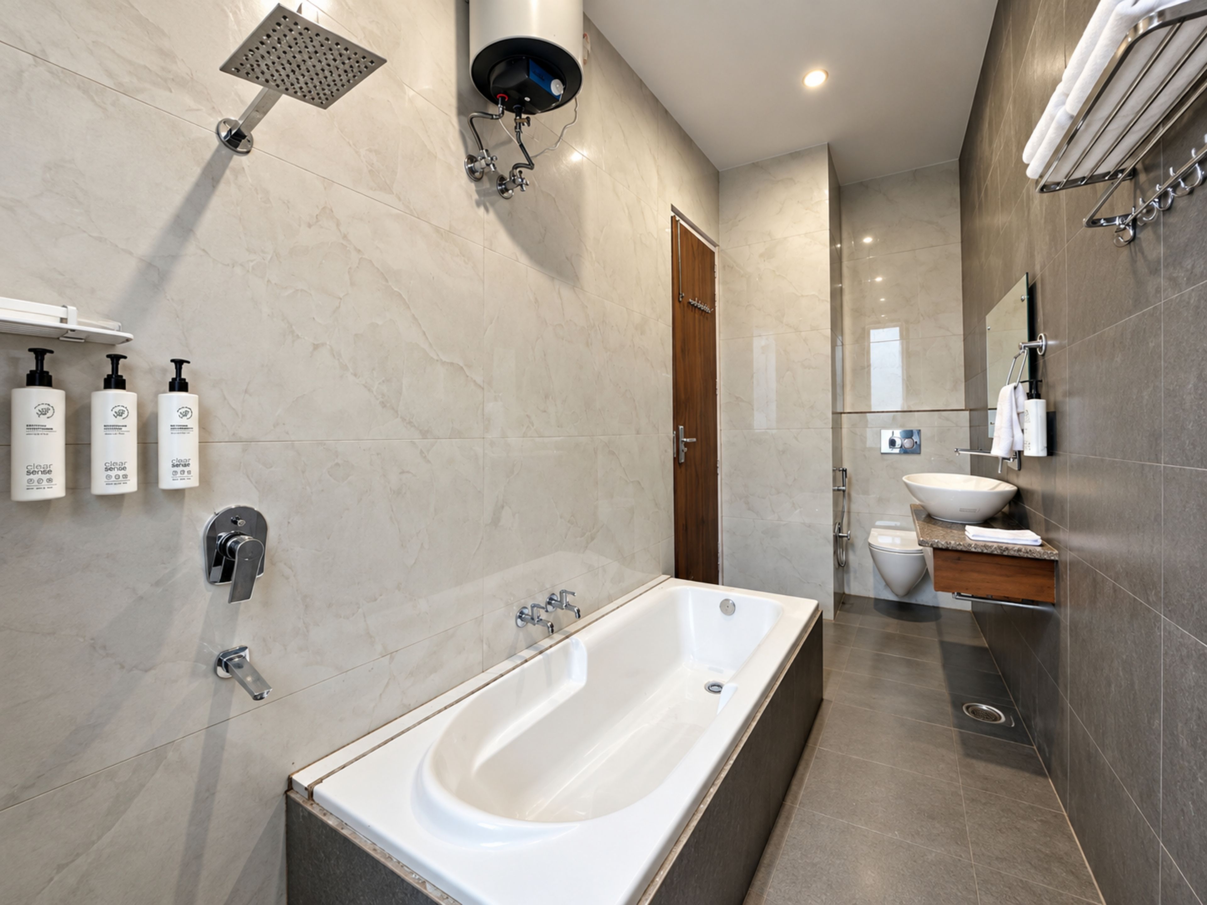 Un baño moderno con bañera, ducha y váter.