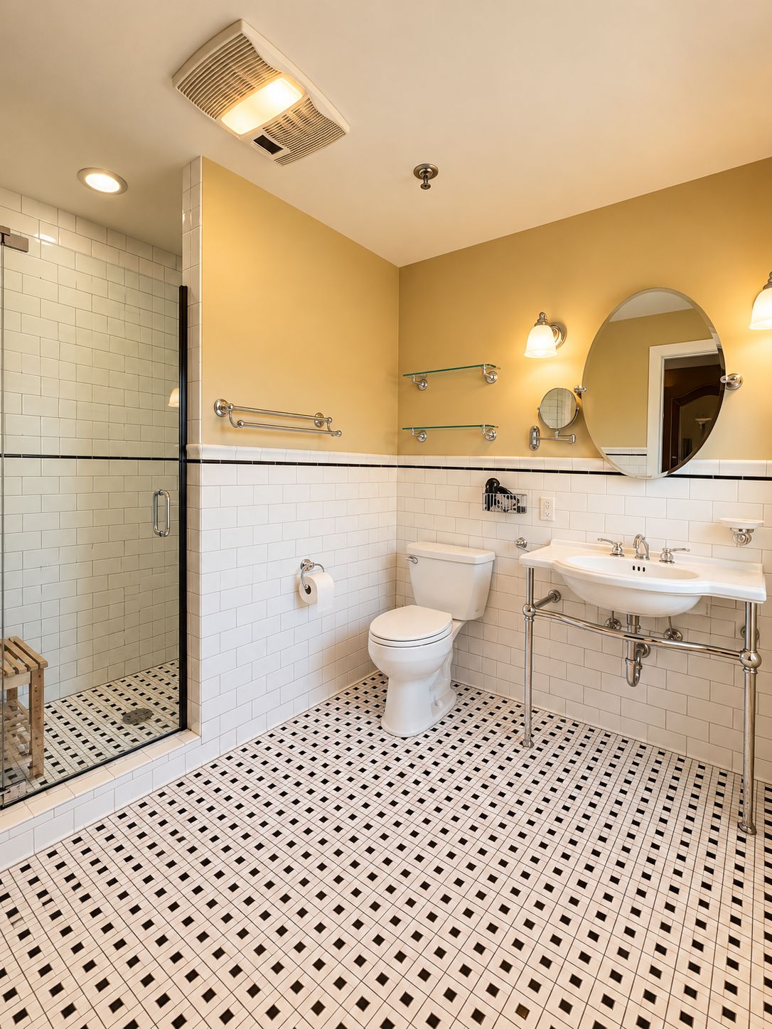 Ein Badezimmer mit Toilette, Waschbecken und Duschbereich.