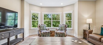 Hilltop cottage on 6 acres of peace, Writer's paradise, Bird watcher's dream.