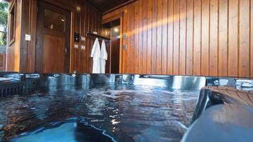 Ein Whirlpoolbereich mit Holzwänden und mehreren Whirlpools.