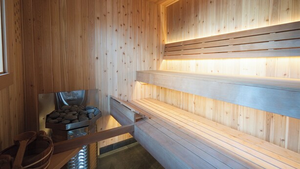 Una sauna con paredes y bancos de madera.
