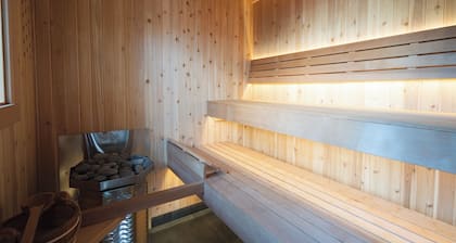 Cedar Grove Spa Suite B: Sauna, Cold Plunge, Hot Tub