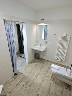 Yhden hengen comfort-huone, parveke, näköala mäelle | Kylpyhuone | Ilmaiset hygieniatuotteet, hiustenkuivaaja, pyyhkeet, saippua