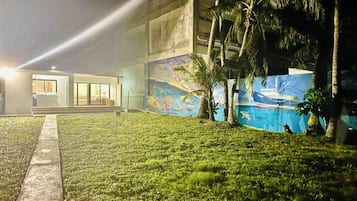 Un bâtiment moderne doté d’une pelouse bien entretenue et d’une fresque représentant la vie marine.