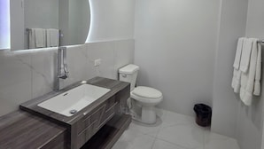 Quarto luxo, vista para o mar | Banheiro