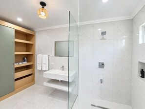 ห้องดีลักซ์, วิวทะเล | ห้องน้ำ | ฝักบัว, ผ้าเช็ดตัว, สบู่, ยา สระผม