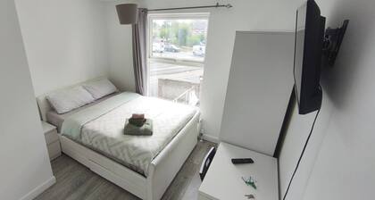 Room-small Double Ensuite Chelmsford Fre