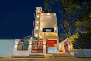 Un edificio de dos pisos con un letrero que dice 'TOUMHOUSE & Company-Service!'