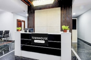 Una mesa de recepción con un cartel que dice 'TOWNHOUSE Company-Serviced'.