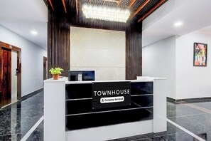 En receptionsdisk med et skilt, der viser 'TOWNHOUSE Company-Serviced'.