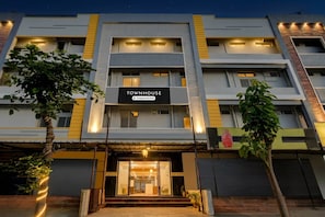 Un edificio de varios pisos con un letrero que dice 'TOWNHOUSE Company Serviced'.